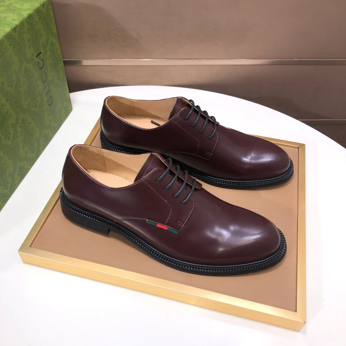 Factory batch 500💰Italy’s top luxury men’s shoe giant (GUCCI) (Gucci) (full cowhide lining) new arrival🍃Original European style🔰 Pleasant to the eye😍In order to make the shoes more durable and non-deformable🌀The production continues to follow traditional methods but there is still no lack of innovation💪The original sheepskin is selected for the leather♻️Smooth, natural and extra bright⭐Made of imported cowhide The rich man’s first choice 38-45 (45 customized)